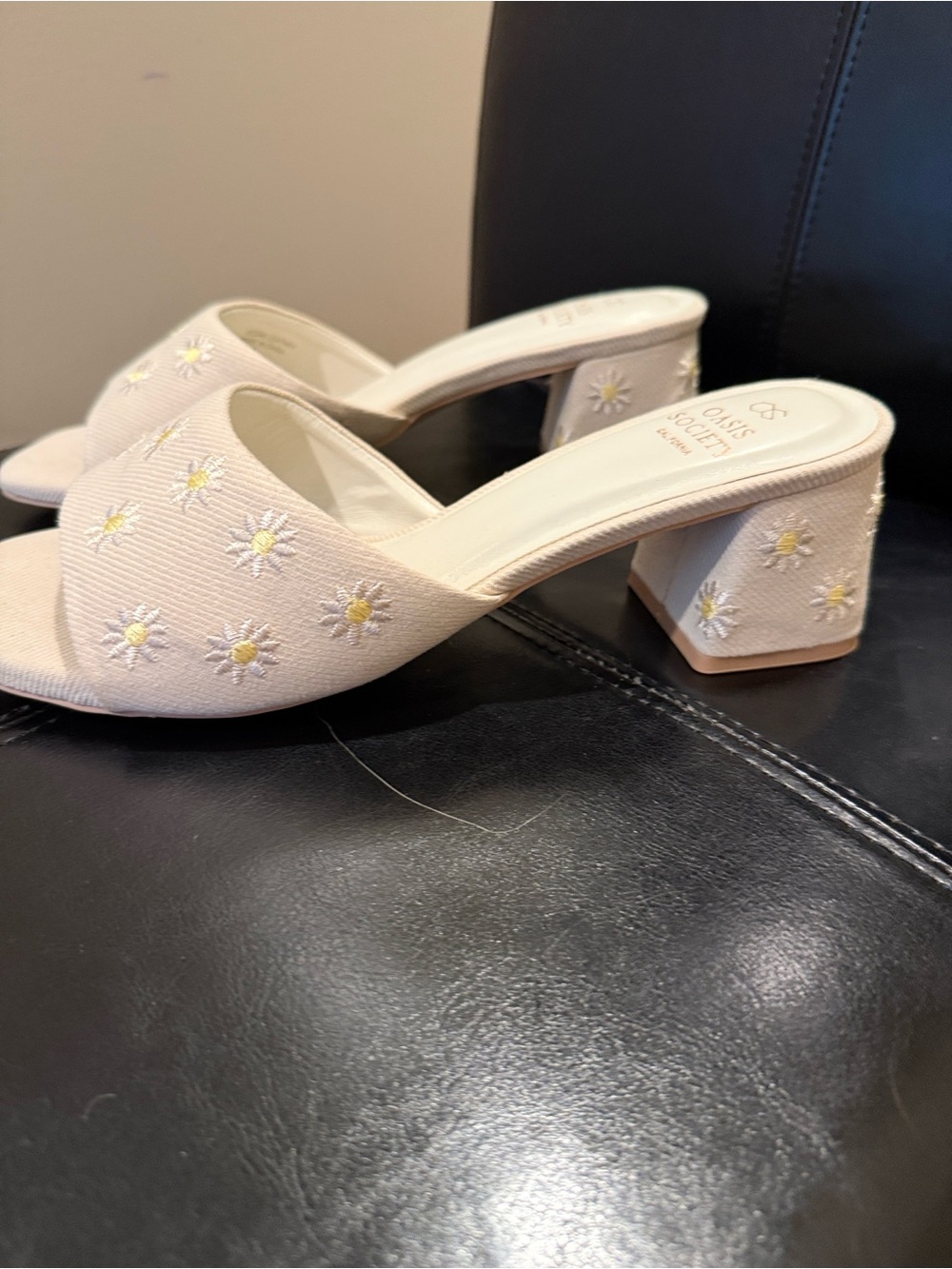 Oasis Society Cream Embroidered Slide Sandals 8.5 NWOT - Picture 3 of 8